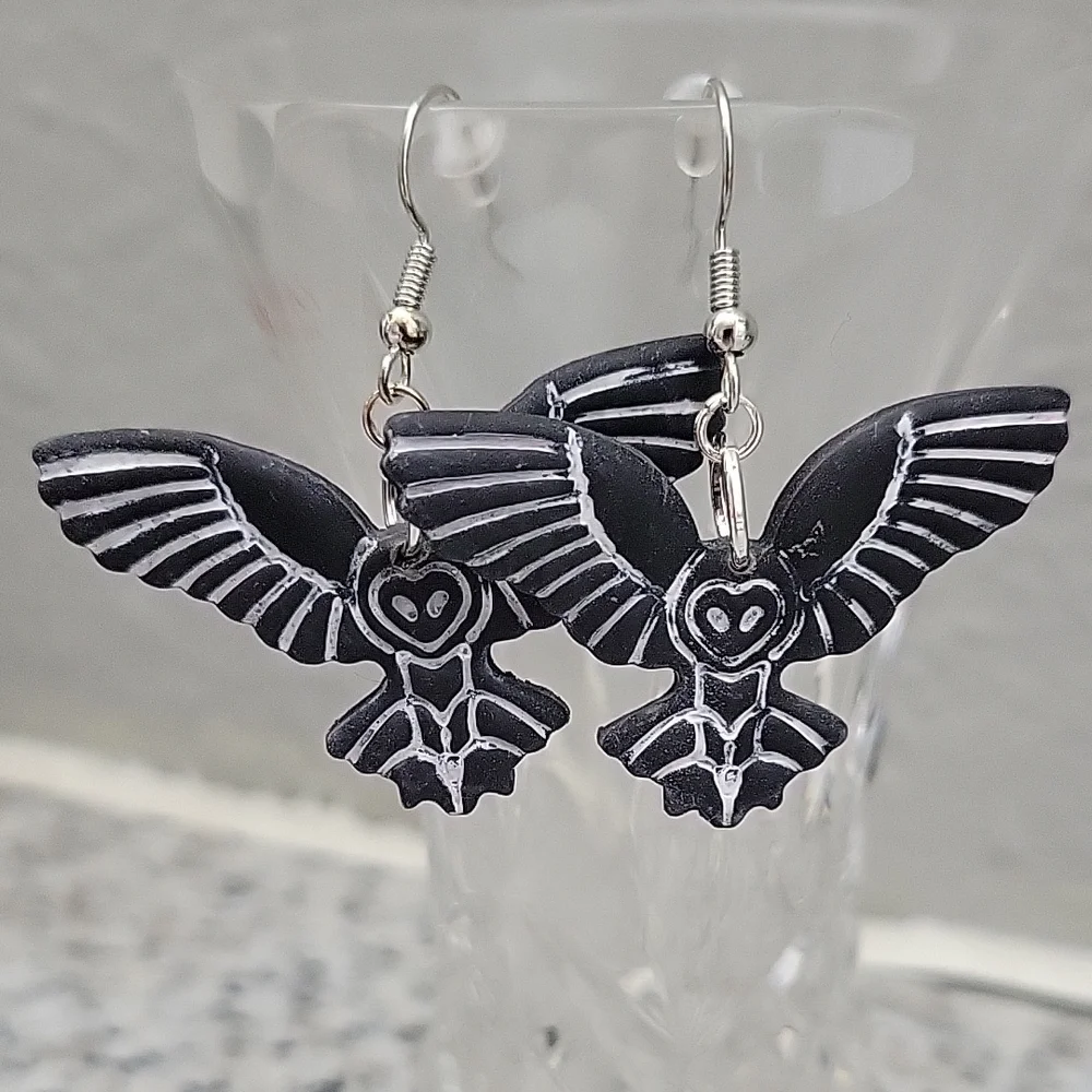 4/$10 black and white owl earrings - Picture 1 of 8